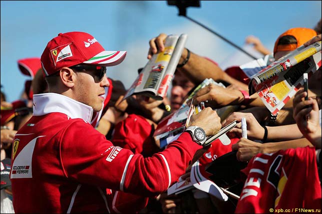 Себастьян Феттель раздаёт автографы