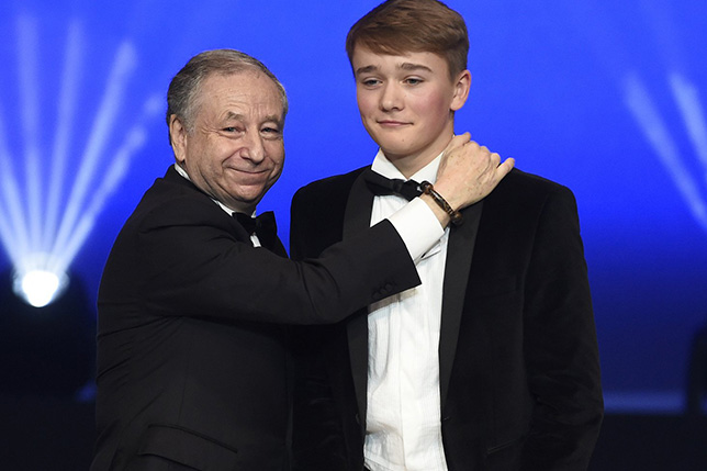 На гала-церемонии FIA Жан Тодт вручил Билли Монгеру специальный приз