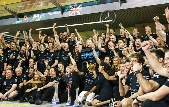 Команда Mercedes празднует окончание сезона после финиша Гран При Абу-Даби
