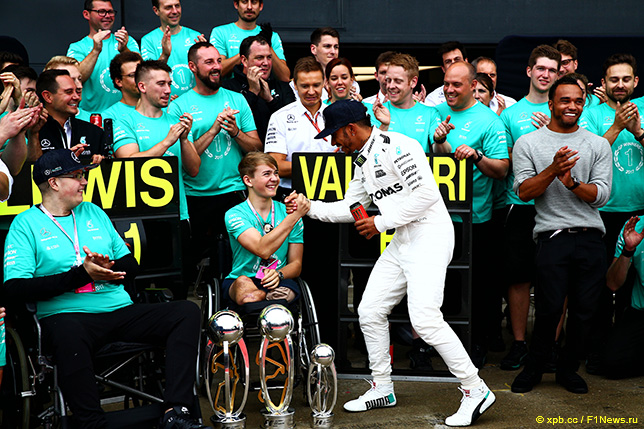 Билли Монгер поздравляет с победой Льюиса Хэмилтона в Сильверстоуне