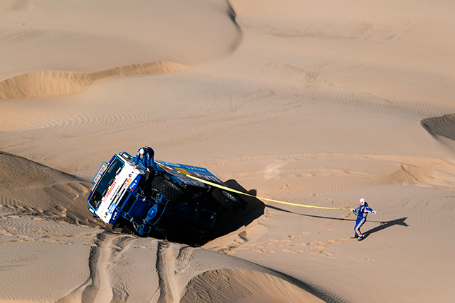 Переворот Эдуарда Николаева на пятом участке ралли-рейда