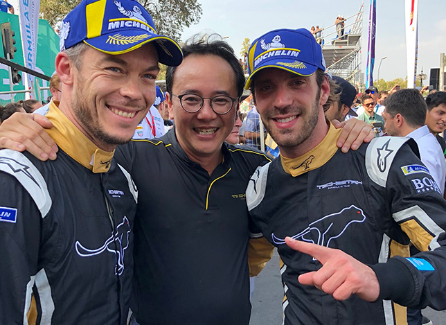 Гонщики и руководитель команды Techetah после финиша гонки в Сантьяго