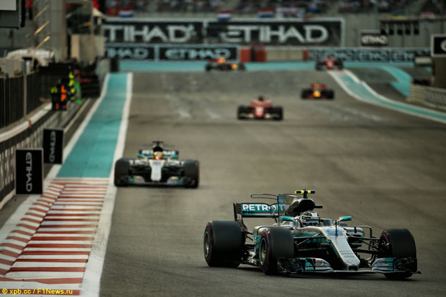 Валттери Боттас и Льюис Хэмилтон на прошлогоднем Гран При Абу-Даби