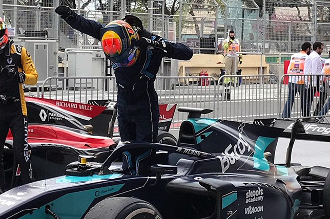 Александер Элбон после победы в субботней гонке в Баку