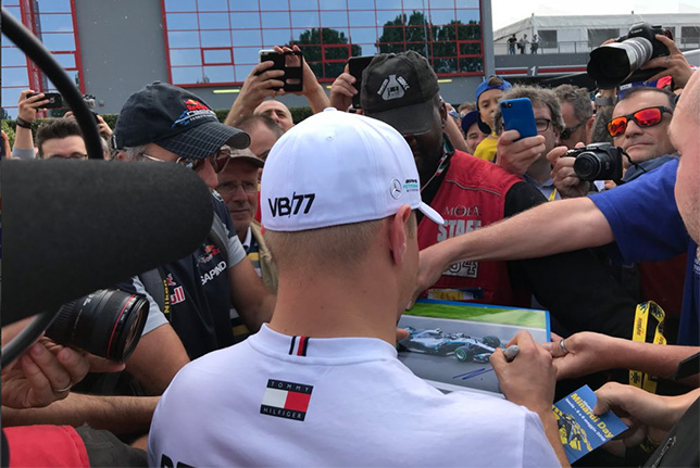 Валттери Боттас раздаёт автографы в Бризигелле