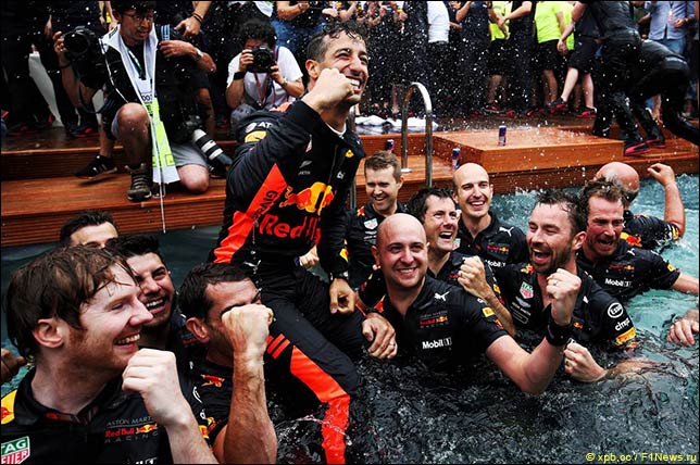 В Red Bull Racing празднуют победу