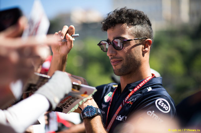 Даниэль Риккардо раздает автографы