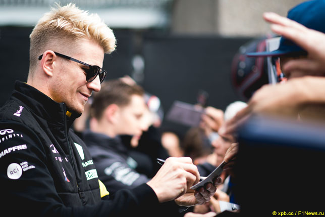 Нико Хюлкенберг раздает автографы