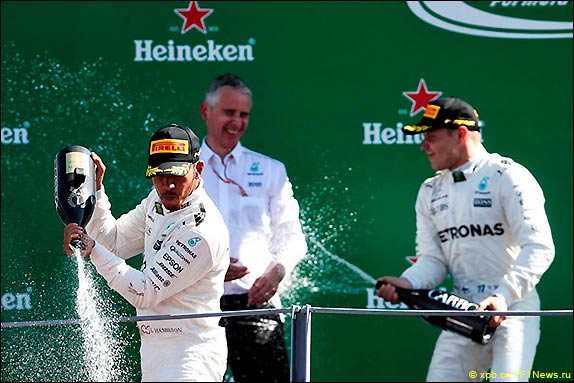 Подиум Гран При Италии 2017. Льюис Хэмилтон и Валттери Боттас