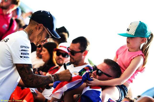 Льюис Хэмилтон раздает автографы