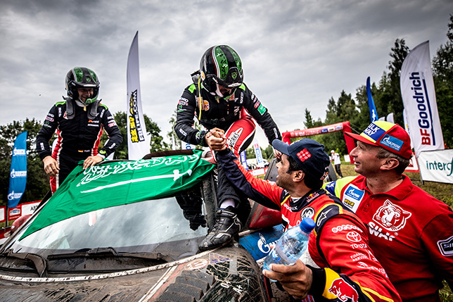 Тимо Готтшальк, Язид Аль-Раджи, Нассер Аль-Аттия и Владимир Чагин на финише ралли-рейда «Шёлковый путь-2018»