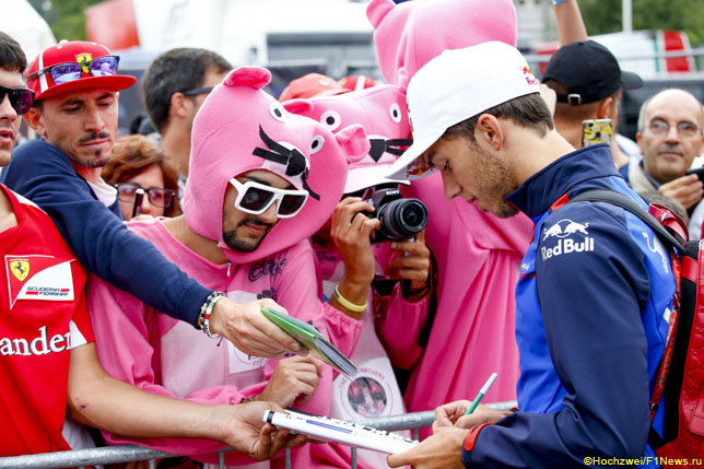 Пьер Гасли раздает автографы