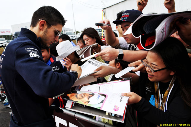 Эстебан Окон раздает автографы