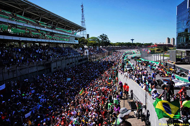Болельщики на автодроме Интерлагос в Сан-Паулу