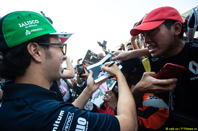 Серхио Перес раздает автографы