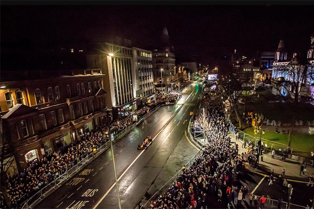Дэвид Култхард проводит демозаезды в Белфасте