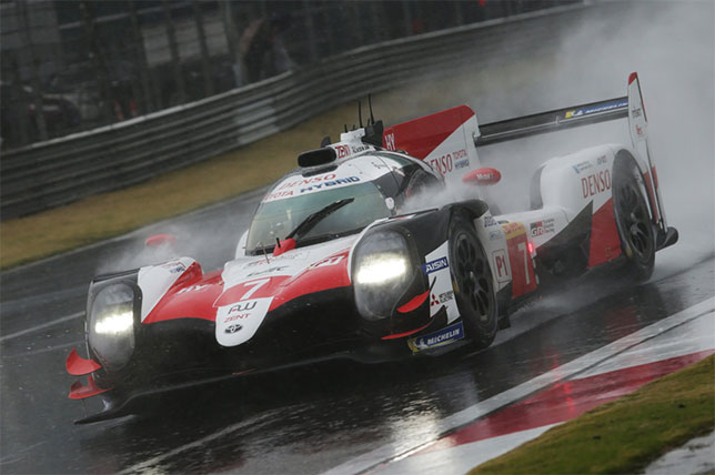 Экипаж Toyota №7на трассе в Шанхае