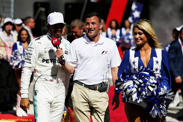 Уилл Бакстон берёт интервью у Льюиса Хэмилтона на Гран При США, 2017 год