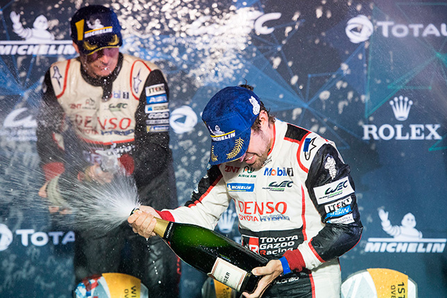 Фернандо Алонсо на подиуме в Себринге