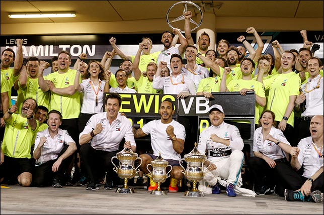 В Mercedes празднуют победный дубль