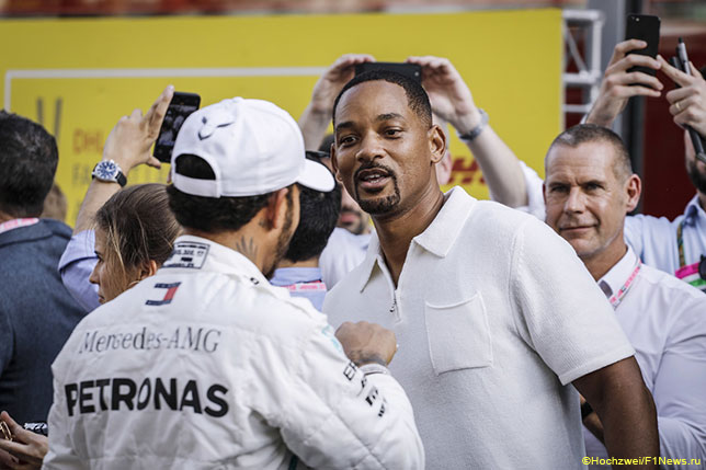 Уилл Смит и Льюис Хэмилтон на прошлогоднем Гран При Абу-Даби