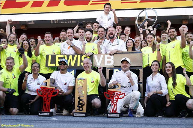 В Mercedes празднуют победный дубль