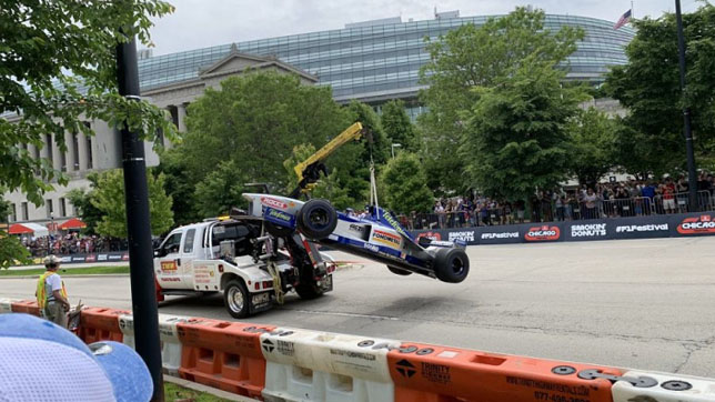 Эвакуация машины Формулы 1 на Фестивале в Чикаго