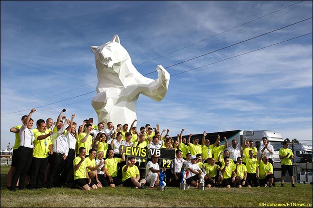 В Mercedes празднуют победный дубль