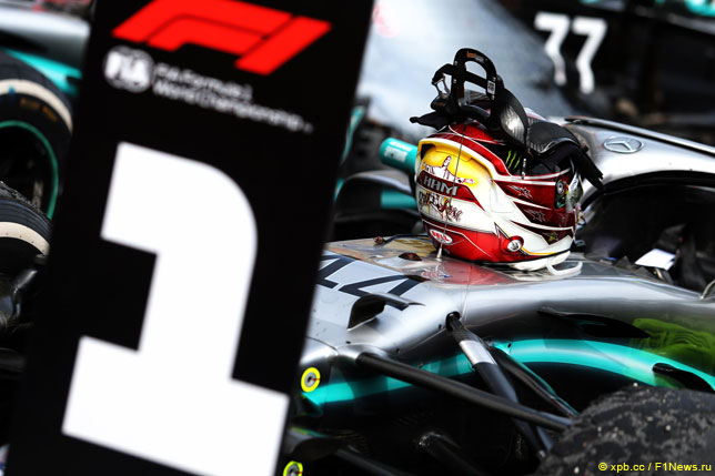 Машина Льюиса Хэмилтона