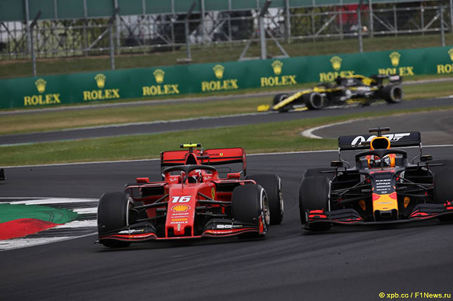 Один из эпизодов дуэли Шарля Леклера и Макса Ферстаппена в Сильверстоуне