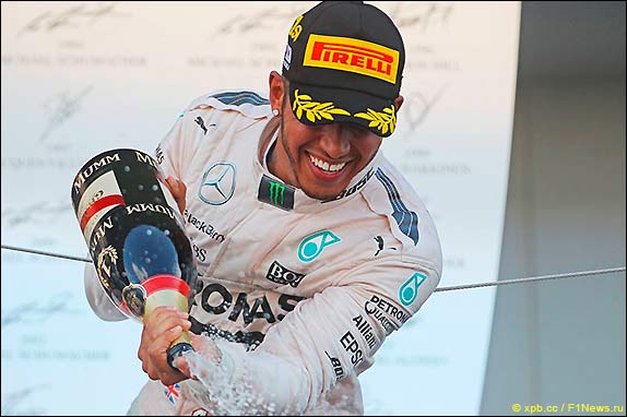 Подиум Гран При Японии 2015. Льюис Хэмилтон.