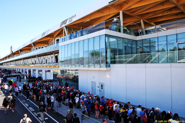 Прогулка болельщиков по пит-лейн канадской трассы