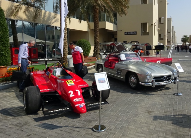 Фредерик Вассёр (в центре) внимательно изучает уникальную Ferrari 126 C2 образца 1982 года