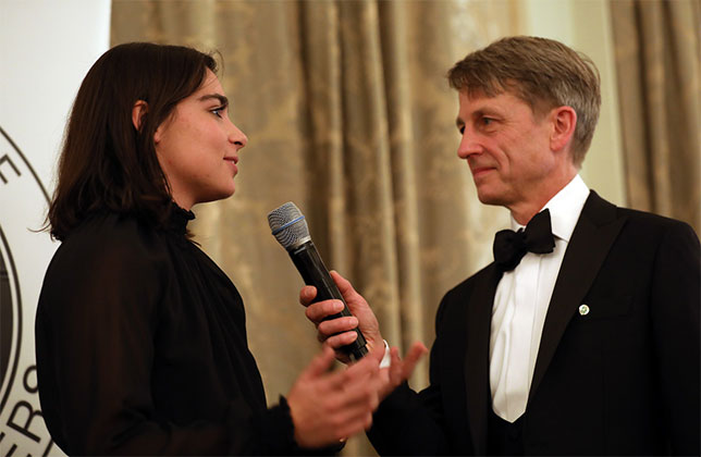 Джейми Чэдвик, чемпиона W Series, и ведущий церемонии, известный британский комментатор Бен Эдвардс