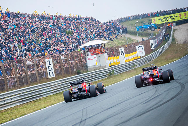 Макс Ферстаппен и Пьер Гасли во время демонстрационных заездов в Зандфорте