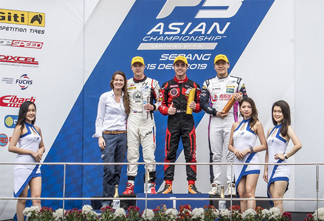 Никита Мазепин на второй ступени подиума, справа от него победитель гонки Джуй Алберс, на 3-м месте - Даниэль Као