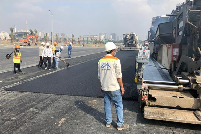 На городской трассе укладывается финальный слой асфальта