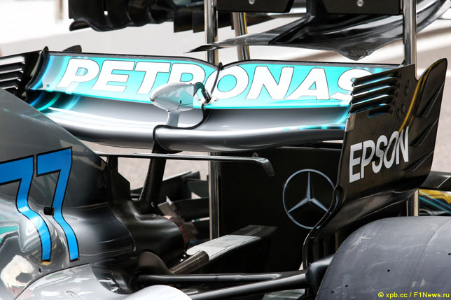 Реклама Petronas на заднем антикрыле Mercedes