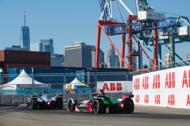 Один из эпизодов прошлогодней гонки Формулы E в Нью-Йорке