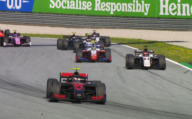 Эпизод гонки Ф2 в Шпильберге: лидирует Каллум Айлотт, Маркус Армстронг и Роберт Шварцман ведут борьбу за 2-ю позицию