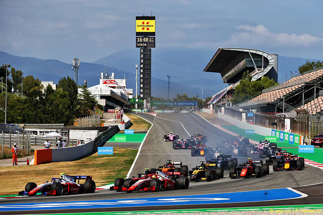 Старт субботней гонки Формулы 2, Роберт Шварцман пока лидирует