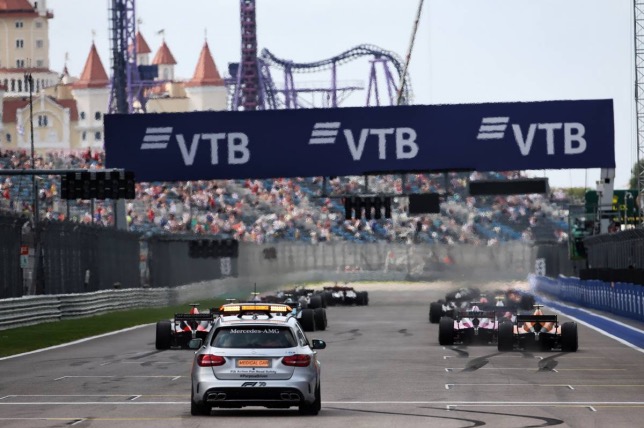 Старт гонки Формулы 2 на Сочи Автодроме