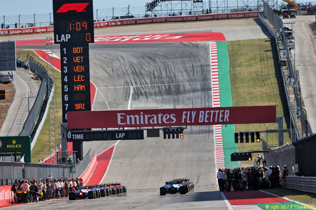 Стартовая прямая и первый поворот трассы COTA