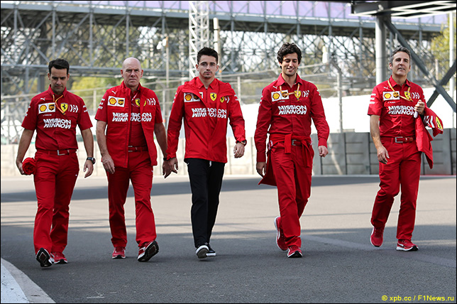 Шарль Леклер с инженерами во время прогулки по трассе