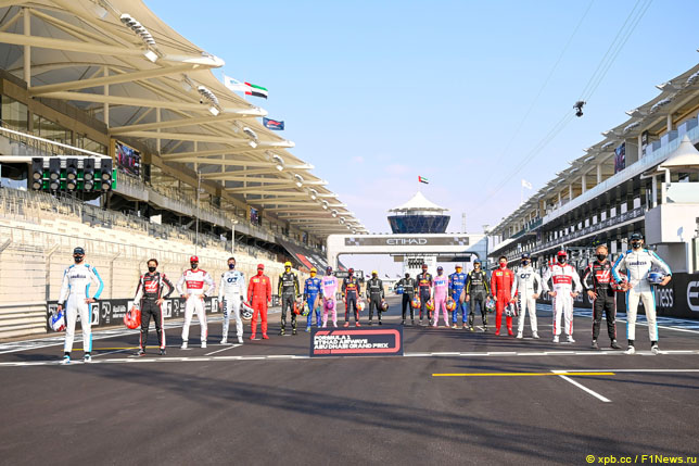 Групповая фотография гонщиков