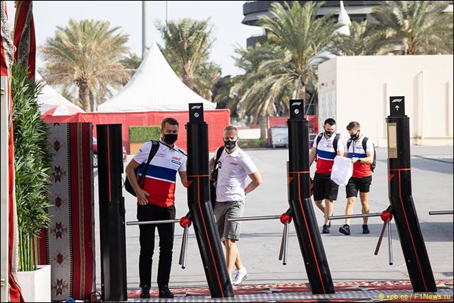 Утро субботы. Никита Мазепин у входа на автодром