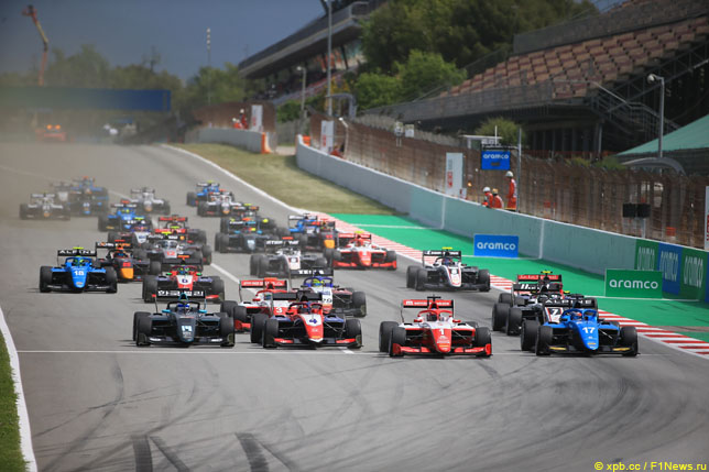 Старт Формулы 3 в Барселоне