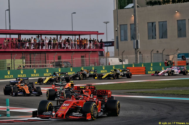 Гонщики проходят связку пятого-шестого поворотов трассы Яс-Марина, 2020 год