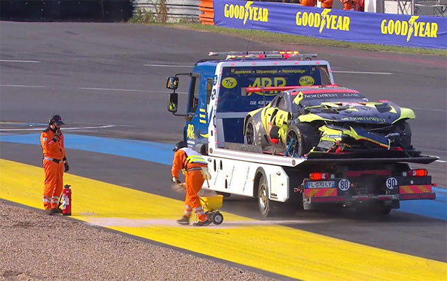 Разбитую машину Aston Martin эвакуируютс с места аварии, фото пресс-службы гонки