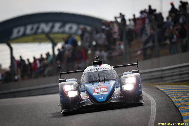 Машина Alpine на трассе в Ле-Мане